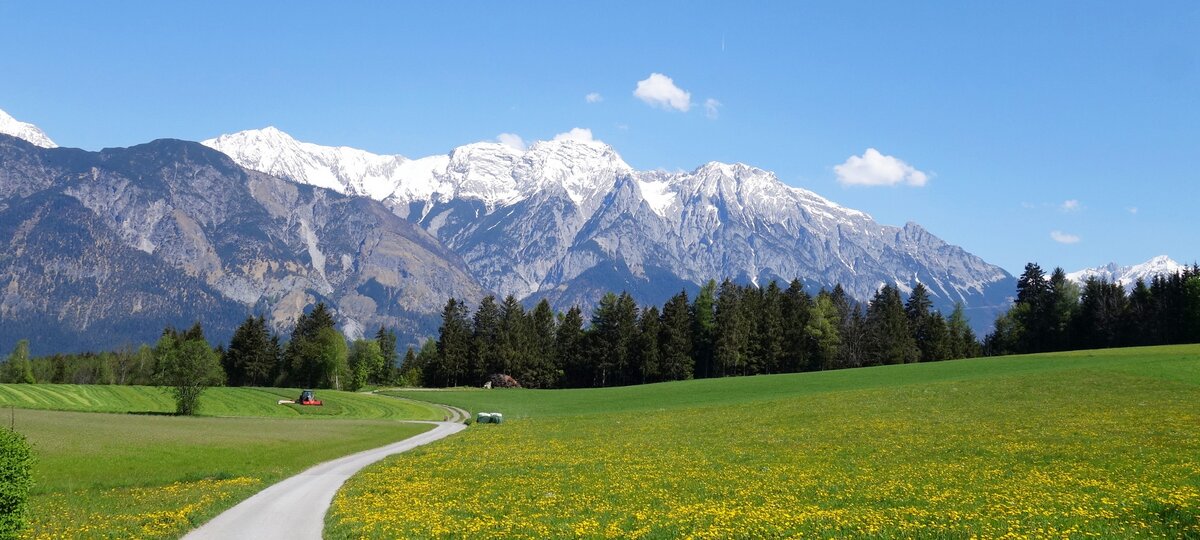 RS landschaft bei rinn in tirol karwendelgebirge fruehling schnee